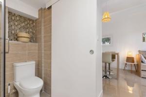 a bathroom with a toilet in a room at Appartement Pinède in Cap d'Agde +10 photos