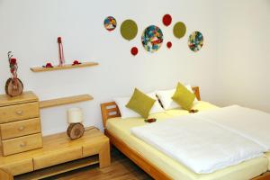 a bedroom with a bed and a dresser and a bed sidx sidx at Appartement Schwarzwaldstüble in Oberharmersbach