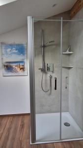 a bathroom with a shower with a glass door at Urlaub Auf Der Aspen Ranch in Salem +44 photos