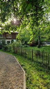 a wooden fence next to a path in a park at Urlaub Auf Der Aspen Ranch in Salem