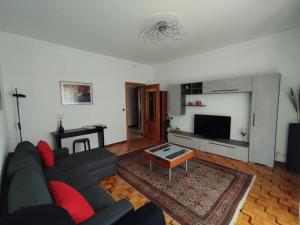 a living room with a couch and a table at Casa Delle Gemme in Valenza