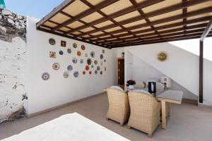 a dining room with a table and chairs at La Lajita Beach Estudio in Lajita