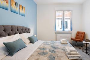 a bedroom with a large bed with blue walls at Suite Ponte Vecchio in Pavia