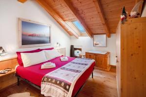 a bedroom with a large red bed in a room at Dimora La Rocca in Daiano