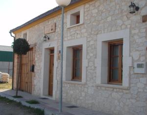 ein Steingebäude mit einer Straßenlaterne davor in der Unterkunft Las Espigas in Canalejas de Peñafiel