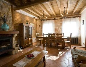 ein Wohnzimmer mit einem Tisch und ein Esszimmer in der Unterkunft Las Espigas in Canalejas de Peñafiel
