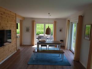 a living room with a table and a couch at Urlaub Auf Der Aspen Ranch in Salem