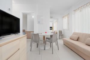 a living room with a table and a couch at Cormorani - Appartamento 3 in Golfo Aranci