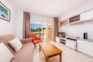 a living room with a couch and a table at Apartamento Espiga in Cala Bona
