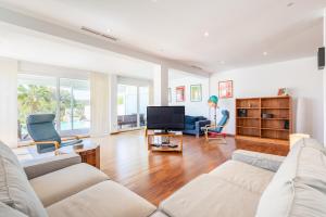 a living room with a couch and a tv at Casa La Siesta in Cala d´Or