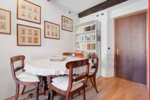 a dining room with a table and chairs and bookshelves at Casa Armando in Laglio