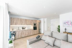 a living room with a couch and a kitchen at Luxury apartment in Cómpeta