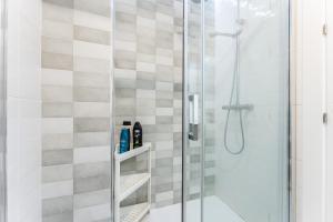 a bathroom with a shower with a glass door at Apartamento Novasol in Fuengirola +13 photos