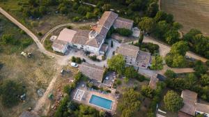 an overhead view of a house with a pool at Maison Vigneronne-piscine et vignes in Trèbes