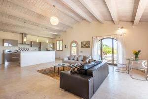 a living room with a couch and a table at Villa Falco in Trequanda