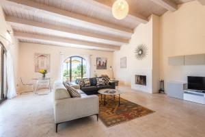 a living room with a couch and a table at Villa Falco in Trequanda