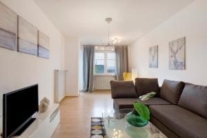 a living room with a couch and a tv at Ferienwohnung Griaß di in Salgen