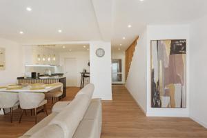 a living room and kitchen with a table and chairs at Casa Belavista in Gaula