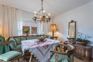 a living room with a table and a couch at Haus Alpenveilchen - Appartement 3 in Schönau am Königssee