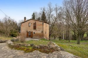 an old brick house in the middle of a field at Cal Cisteller in Olvan