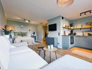 a living room with a white couch and a bed at Ferienwohnung Nautilus in Heiligenhafen