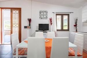 a kitchen and dining room with a table and chairs at Casa I Ginepri in Cardedu