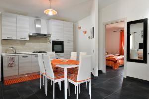 a kitchen and dining room with a table and chairs at Casa I Ginepri in Cardedu