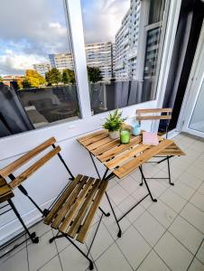 a balcony with two benches and a table on a balcony at Ferienwohnung Nautilus in Heiligenhafen +11 photos
