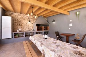 a dining room with a table and a kitchen at Quinta do Silêncio T2 in Tavira