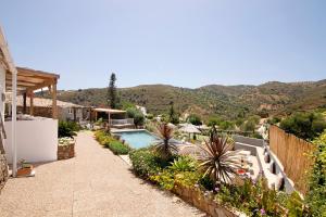 a backyard with a swimming pool and a resort at Quinta do Silêncio T2 in Tavira