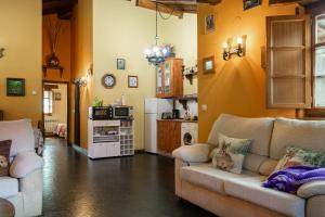 ein Wohnzimmer mit zwei Sofas und einer Küche in der Unterkunft Maseda 2 in Villayón
