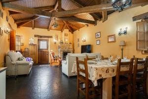 ein Esszimmer und ein Wohnzimmer mit Tisch und Stühlen in der Unterkunft Maseda 2 in Villayón