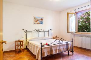 a bedroom with a bed and a window at Trilo Begonia in Marina di Grosseto +23 photos