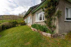 a house with plants growing on the side of it at La maison de vacances Mathieu in Artigues