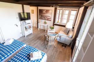an overhead view of a bedroom with a bed and a couch at Ferienwohnung Strandgut in Pellworm