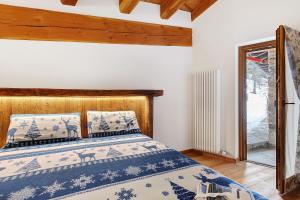 a bedroom with a bed with a wooden headboard and a mirror at La Maison du Brenand in Rhêmes-Notre-Dame