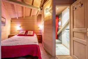 a small bedroom with a bed in a wooden cabin at Le Galetas in Brides-les-Bains