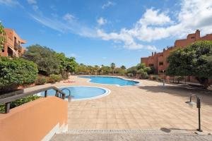 a swimming pool in the middle of a courtyard at Ático Beach Sotavento in La Tejita