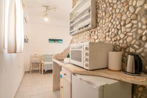 a kitchen with a microwave on top of a counter at Green Retreats 4 Paros in Isterni