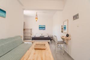 a living room with a bed and a table at Green Retreats 4 Paros in Isterni