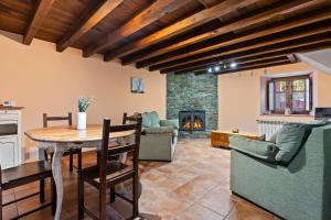 a living room with a table and a fireplace at Esteiro in Céltigos