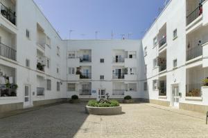 an empty courtyard of an apartment building at Céntrico apartamento en Tarifa in Tarifa