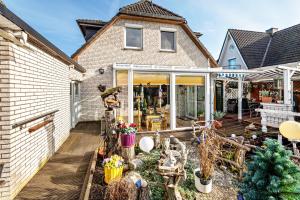 a home with a patio and a house at Ferienhaus Nahe Ostsee in Rövershagen