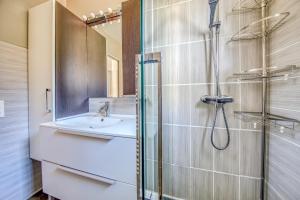 a bathroom with a sink and a shower at Maisonnette Botticelli - Ares in Arès +18 photos