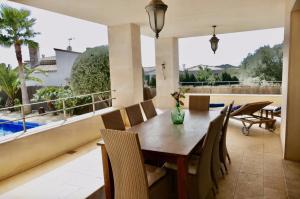 a dining room with a table and chairs at Ocean Blues in Cala Santanyi