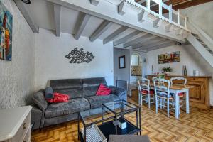 a living room with a couch and a table at Maisonnette Botticelli - Ares in Arès