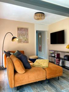a living room with a couch and a flat screen tv at Bungalow 314 in Joachimsthal