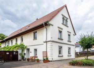 a white house with a brown roof at Gästewohnung Auszeit in Regis-Breitingen