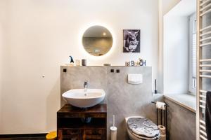 a bathroom with a sink and a mirror at Gästewohnung Auszeit in Regis-Breitingen +24 photos