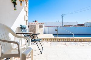 a patio with chairs and a view of a pool at Sorpresa in Vinarós